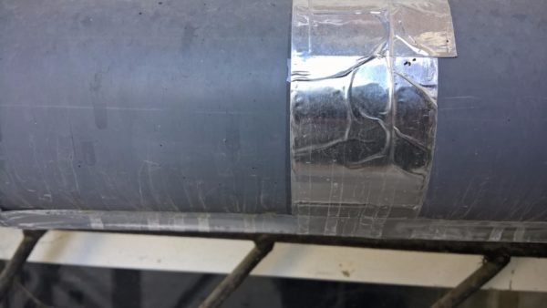 Алюминиевый скотч наклеен поверх обычного.