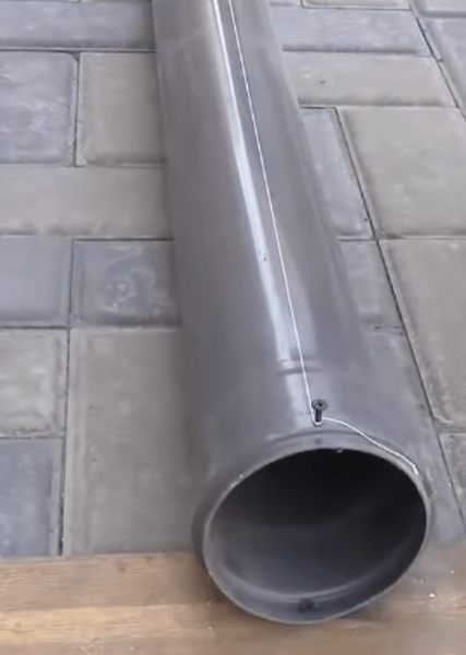 Фиксация канализационной трубы для разметки и порезки