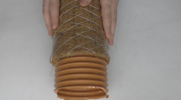 Обмотка из кокосового волокна на ПВХ трубе