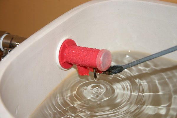 Постоянно текущая через бачок вода неизбежно оставит рыжие следы в чаше унитаза.